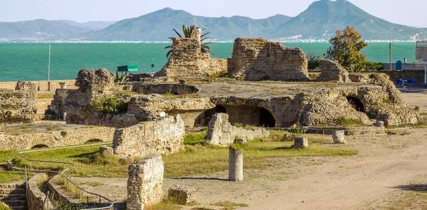 Kartaca’da arkeolojik kalıntıların arasında gezin  