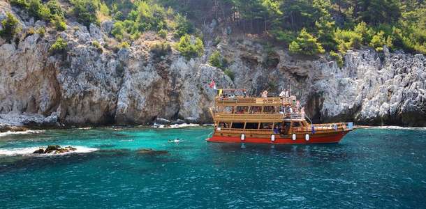 Günübirlik Alanya tekne turlarına katılın, birçok farklı koyda yüzmenin tadını çıkarın