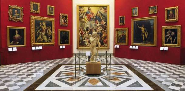 Uffizi Galerisi'nde sanat eserlerini inceleyin