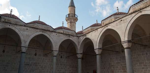 Ulu Cami’nin huzur atmosferine girip, usta ellerden çıkmış mimarisini inceleyin 