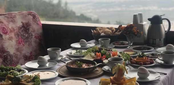 Dağ manzaraları eşliğinde kahvaltı yapın