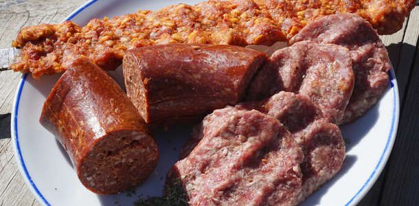 Kar üstünde sucuk ekmek tadın