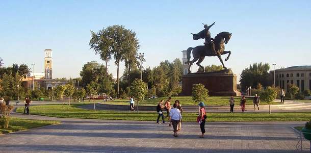 Esir Timur Meydanı