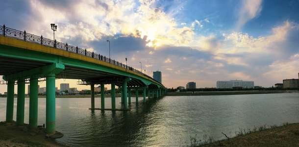 Atyrau Köprüsü’nden şehri izleyin, sokaklarını keşfedin