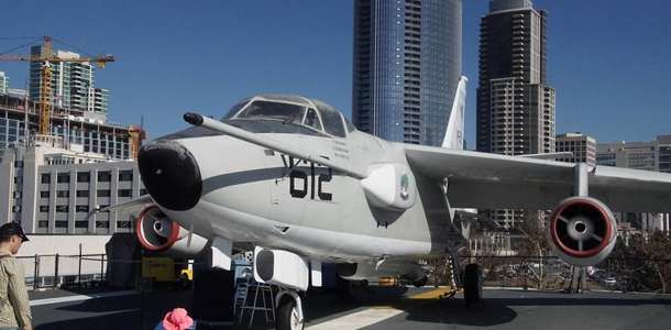 USS Midway Müzesi’nde savaş uçaklarını yakından görün