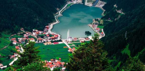 Yamaç paraşütü ile Uzungöl’ü kuş bakışı seyredin 