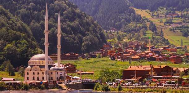 Uzungöl Camisi’ni ziyaret edin 