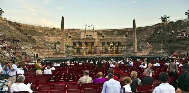 Antik bir tiyatroyu görün  