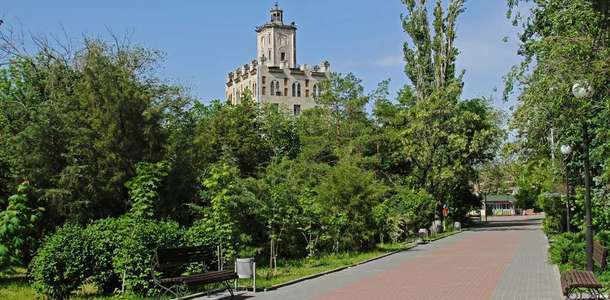 Komsomol Park’taki Gogol anıtını görün