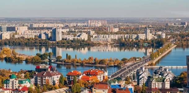 Voronezh Nehri kıyısında yürüyüş yapın 