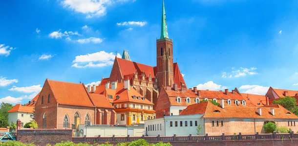 Katedral Adası'nda tarihi kiliseler arasında gezin