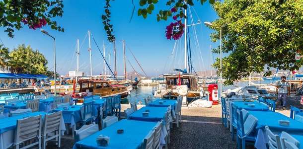 Bodrum’un marinalarında lezzetli yemekleri tadın ve müzik dinleyin  