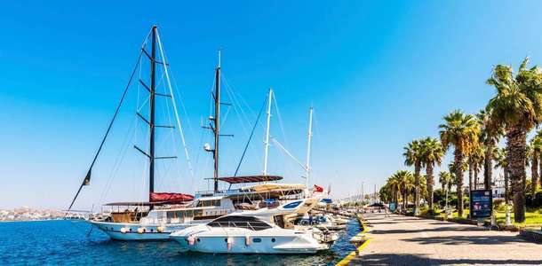 Yalıkavak Marina’da lüks yatların arasında gezin  