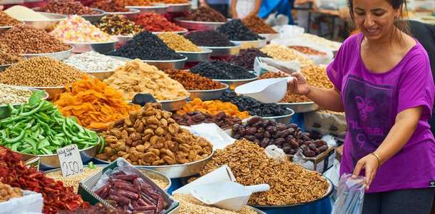 Cumartesi pazarından yöresel ürünler alın  