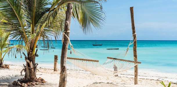 Zanzibar plajlarında güneşlenin 