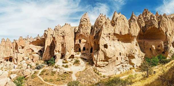 Zelve Ören Yeri’nde peribacalarına oyulmuş evleri gezin 