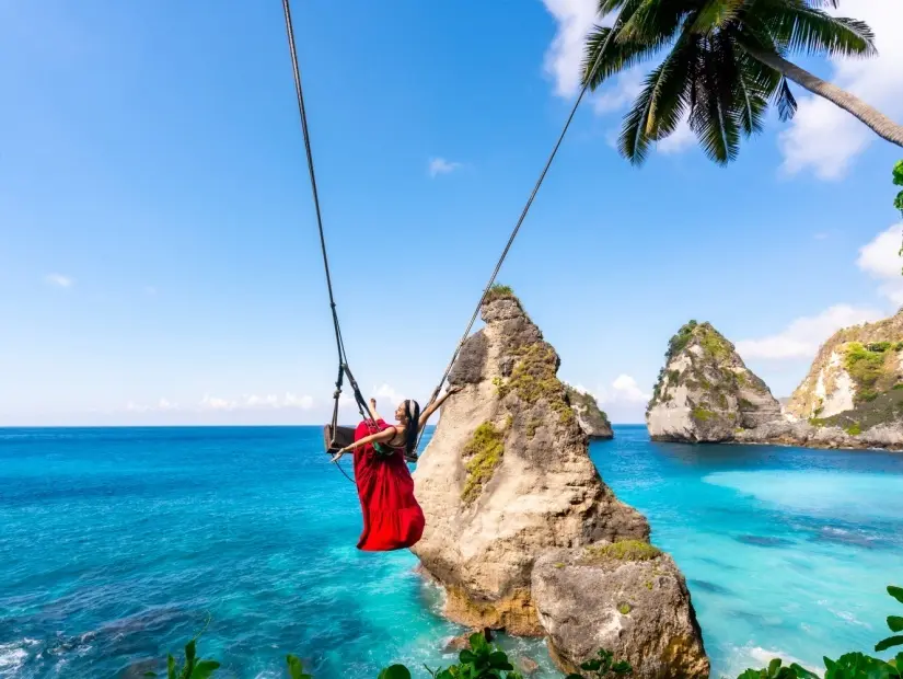 Nusa Penida adası Bali'deki Diamond plajında ​​Bali'de salınan genç kadın turist