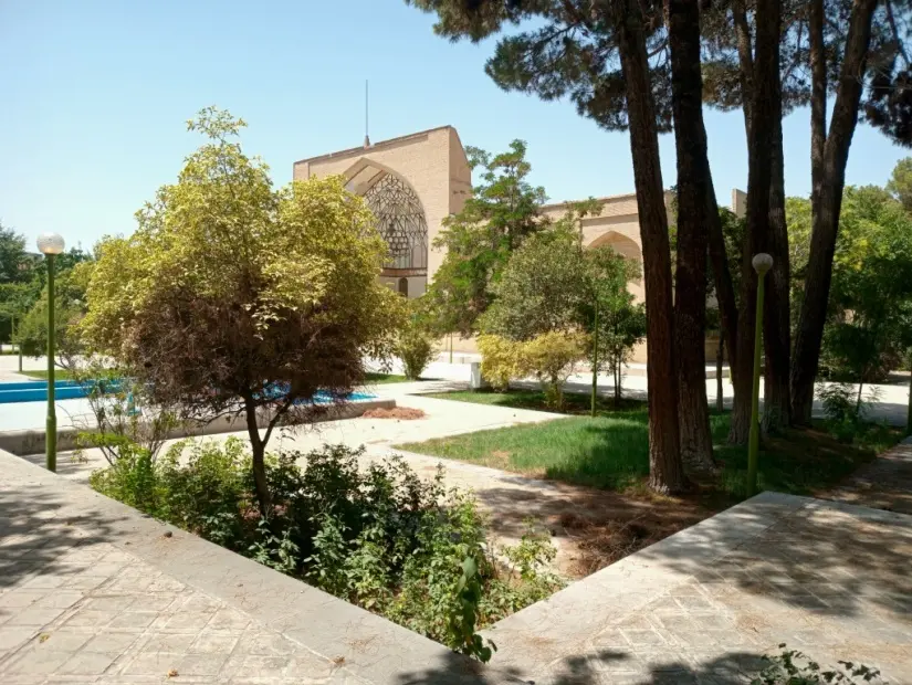 İsfahan Doğa Tarihi Müzesi bahçesinden görünümü